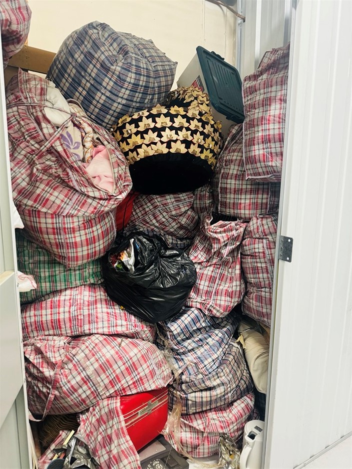 Entire contents of overdue storage including Auction (00015055697