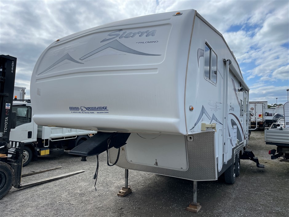 2005 SIERRA 5TH WHEELER CARAVAN - (WOVR-INSPECTED