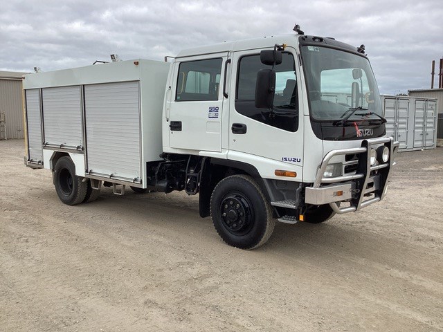Unreserved - 2002 Isuzu FSS 550 Crew 4 x 4 Service Truck