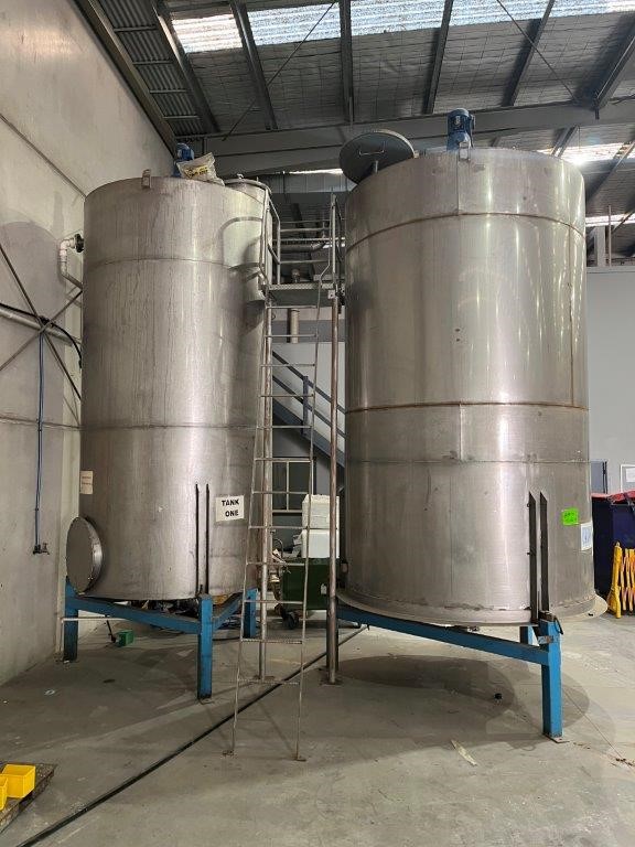 No Reserve: Water Storage Tank & Mobile Screw Conveyor