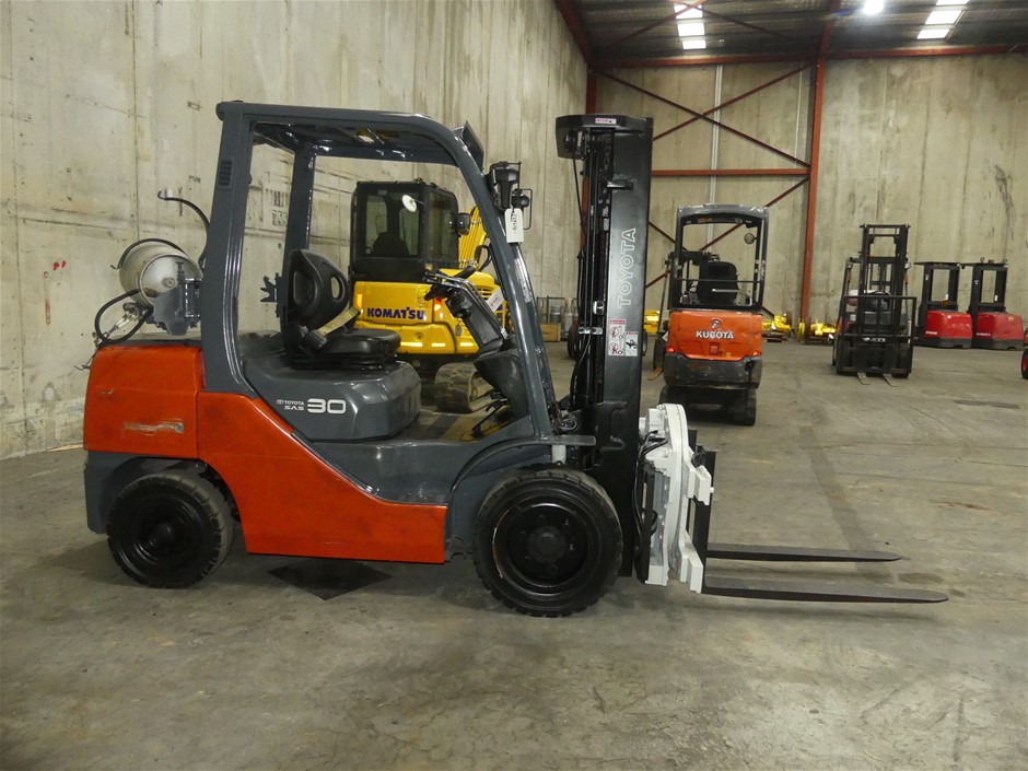 Counterbalance Forklifts & Low Level Stock Pickers