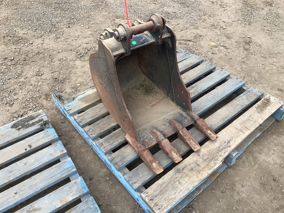 GP Bucket Auction (0002-3030091) | Grays Australia