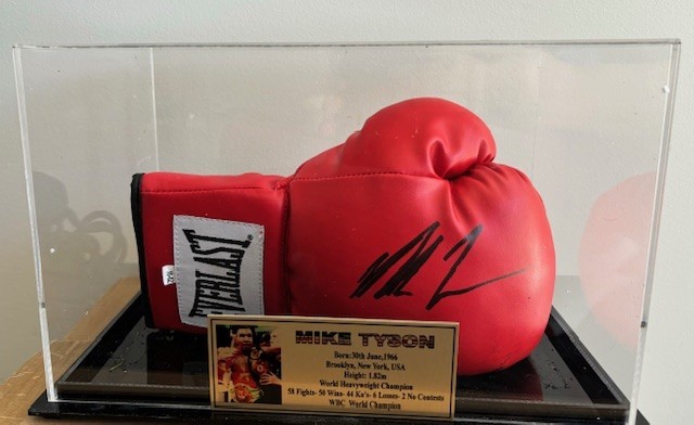 Signed Movie & Sport Memorabilia