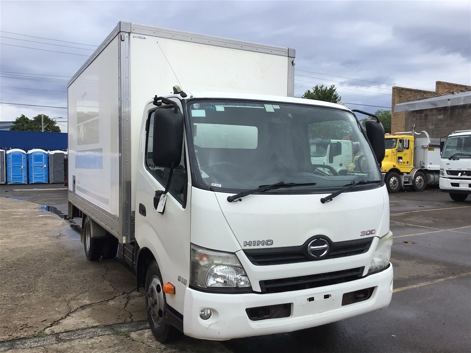 <p>2014 Hino 300 4 x 2 Pantech Truck</p>