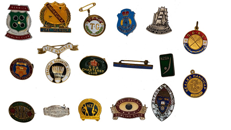 Approx. 17 x NZ assorted badges/medals incl. Bowling Clubs, RSA, NZGA ...