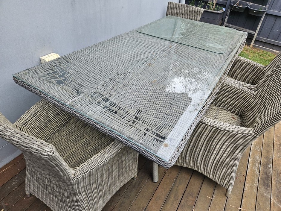 Outdoor Wicker Table/Glass Panel