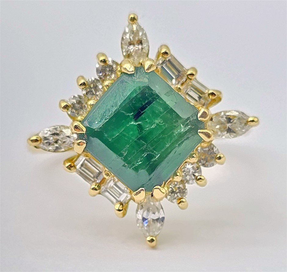 No Reserve 18 Carat Emerald And Diamond Ring - $6,613