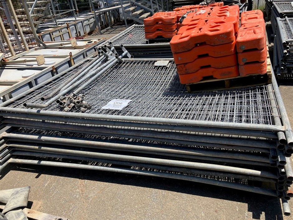 Package of Portable Fencing - Stack 1 Auction (0310-7054385) | Grays ...