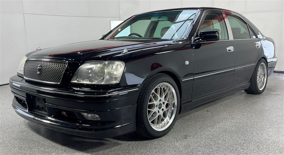 2000 Toyota Crown Automatic Sedan - IMPORT