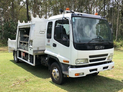 Isuzu Service Truck with Hydraulic drop down platform