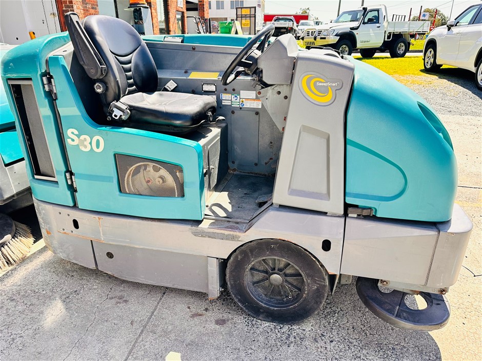 Tennant S30 Ride On Scrubber Sweeper