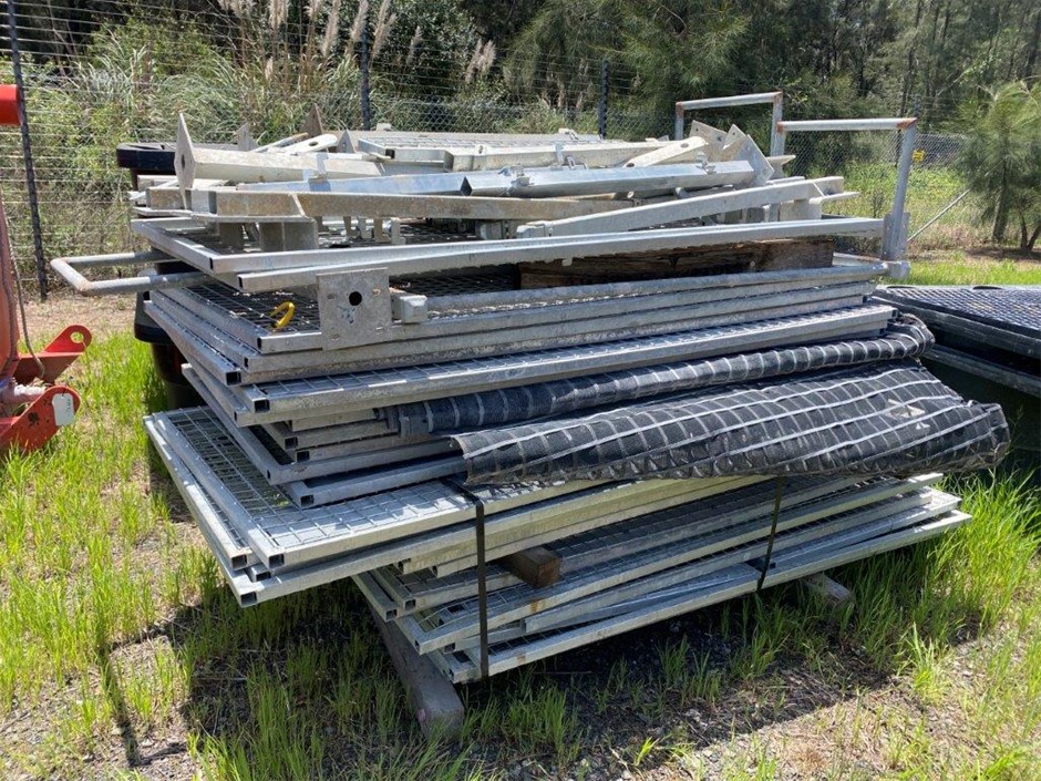 Qty of Smartsafe Type Temporary Fencing Panels & Associated Components ...