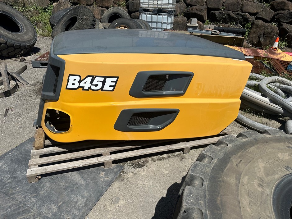 Bell B45E Bonnet Auction (0120-5058975) | Grays Australia