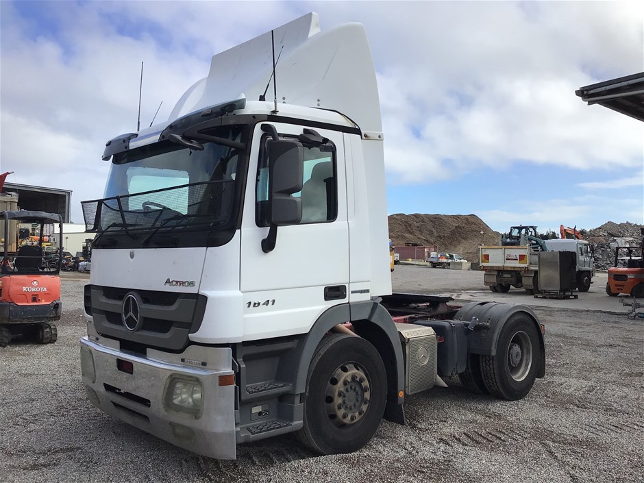 2014 Mercedes Prime Mover Truck & 1988 Lucar Pantech Trailer