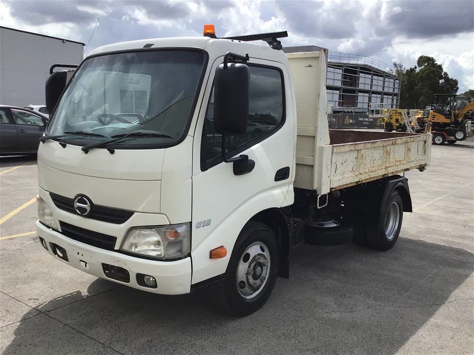 <p>2016 Hino 616 4 x 2 Tipper Truck 2T</p>