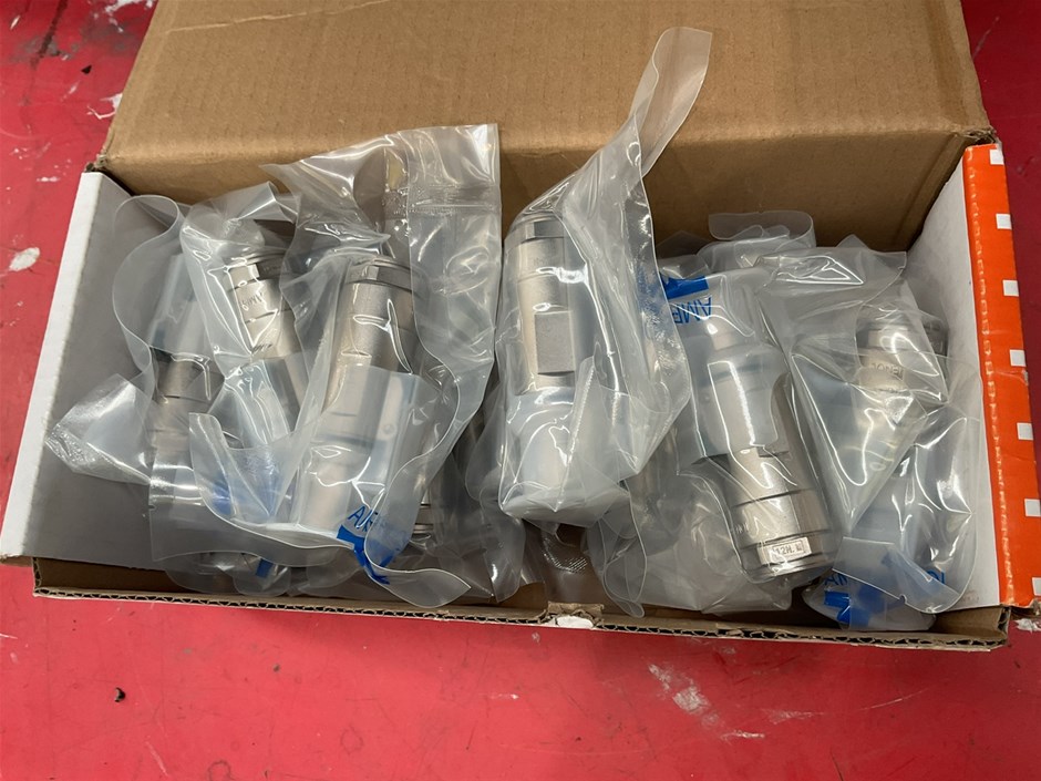 18 x Unused PL18Y-301-50 Amphenol Connectors