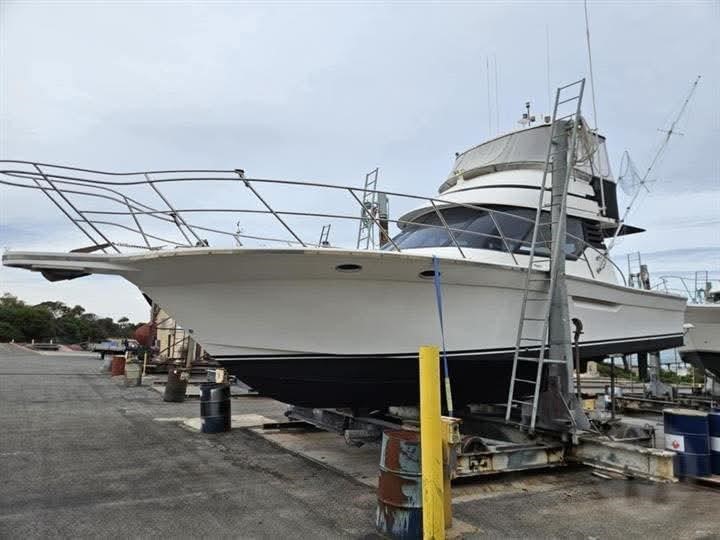 AM 4000 Flybridge Cruiser