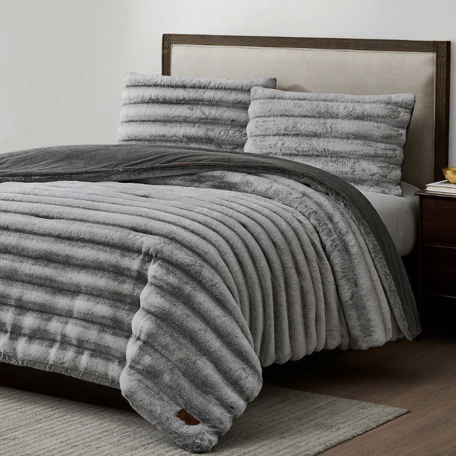 FRYE CHANNEL 3pc Faux Fur King Comforter Set, Light Grey. N.B: Not in origi