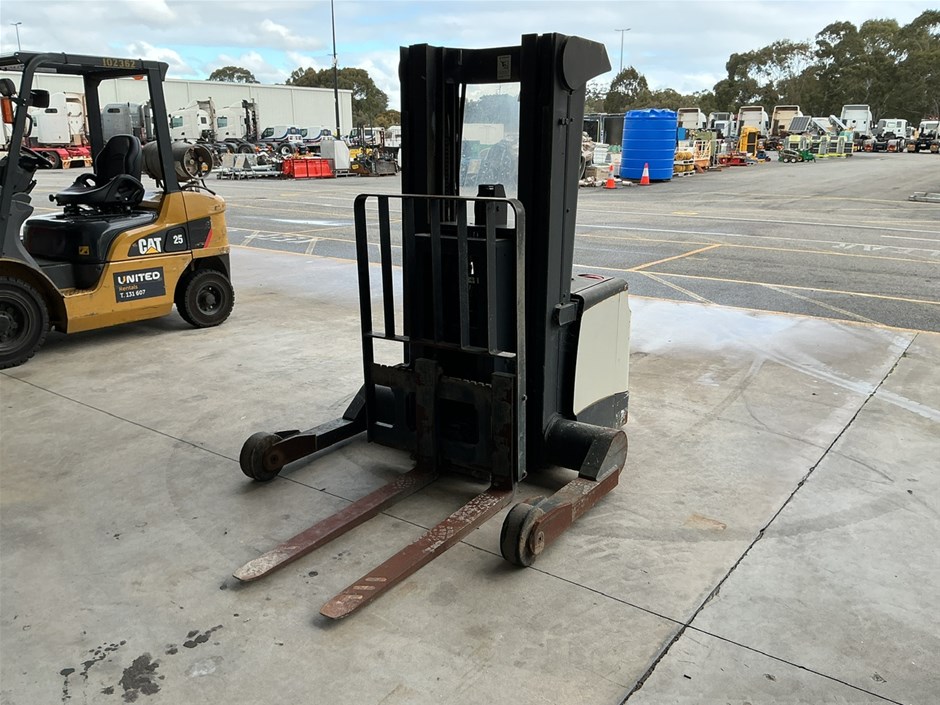 Unreserved Crown Walkie Stacker & Durden Bench Saw