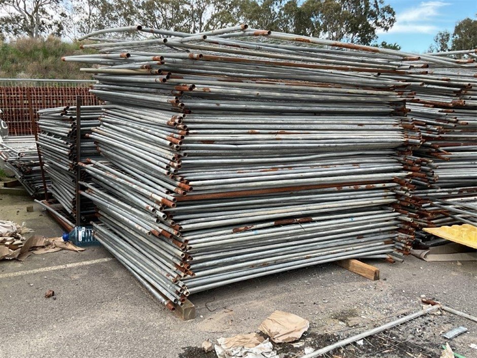 Large Quantity of Steel Temporary Fence Auction (0161-3034610) | Grays ...