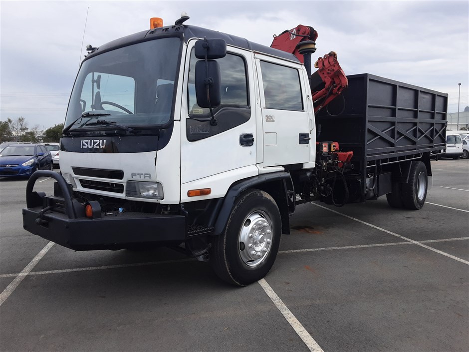 <p>2002 Isuzu FTR 4 x 2 Crane Truck</p>