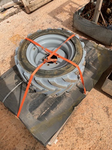 1x Used Genie 26X12D380NHS Tyre