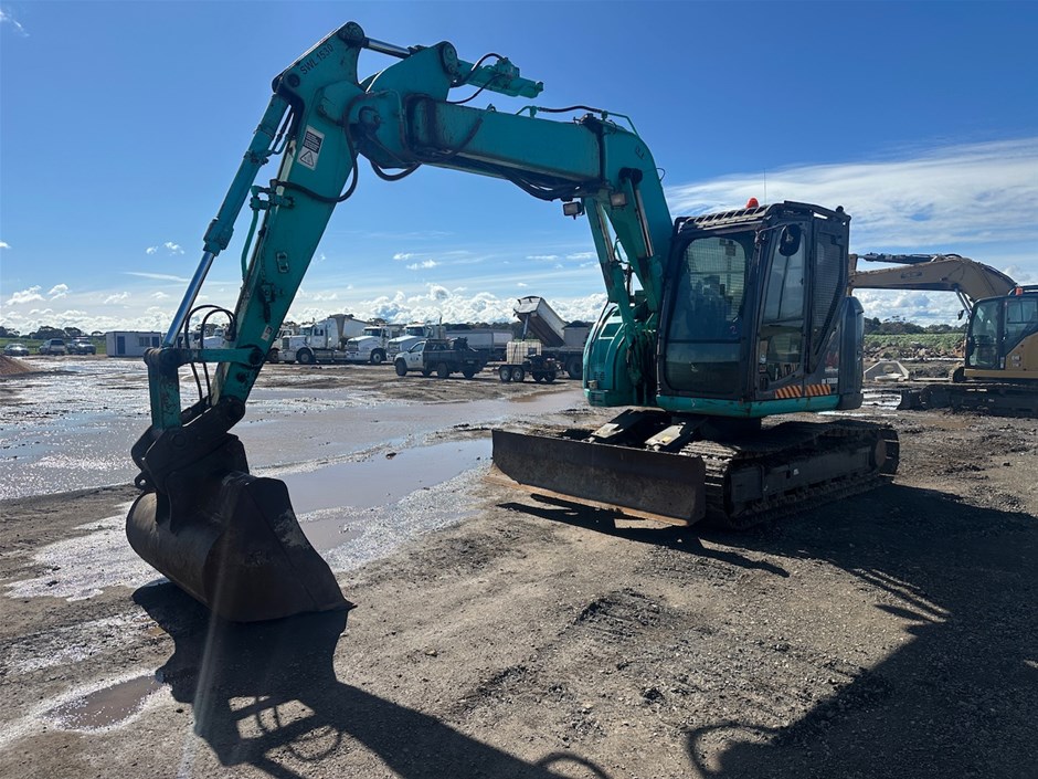 Kobelco Hydraulic Excavator, 2006 Isuzu & 2000 Mack Trucks