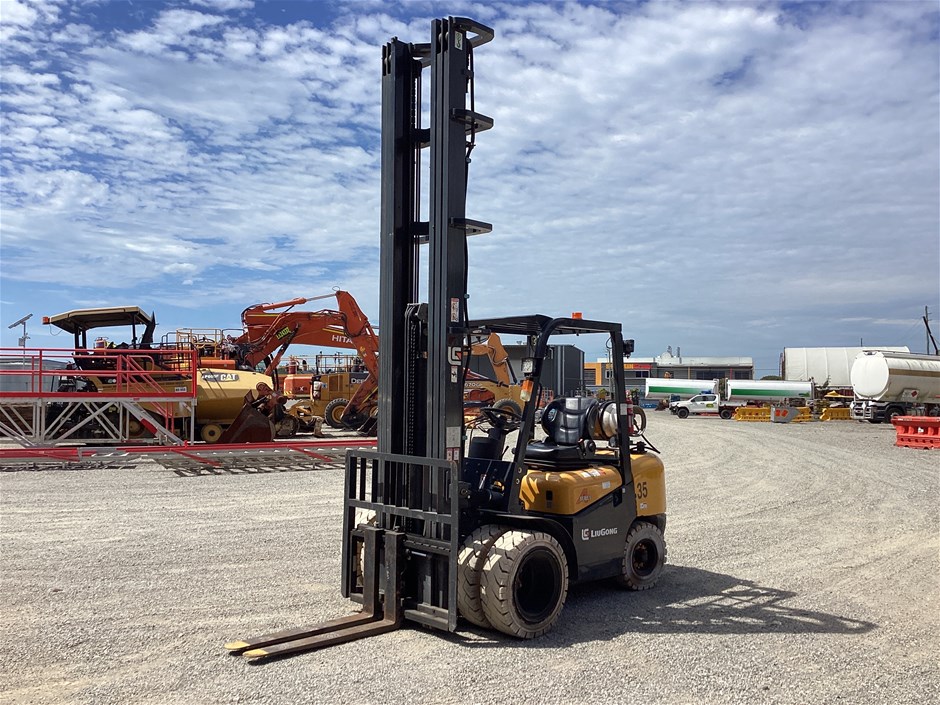 Unreserved Counterbalance Forklifts, Fuel Pod & Water Tank 