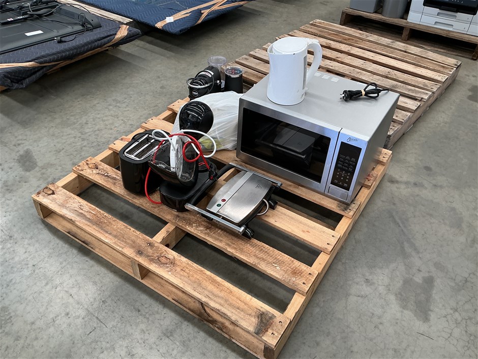 <p>Pallet Of Kitchen Appliances </p>