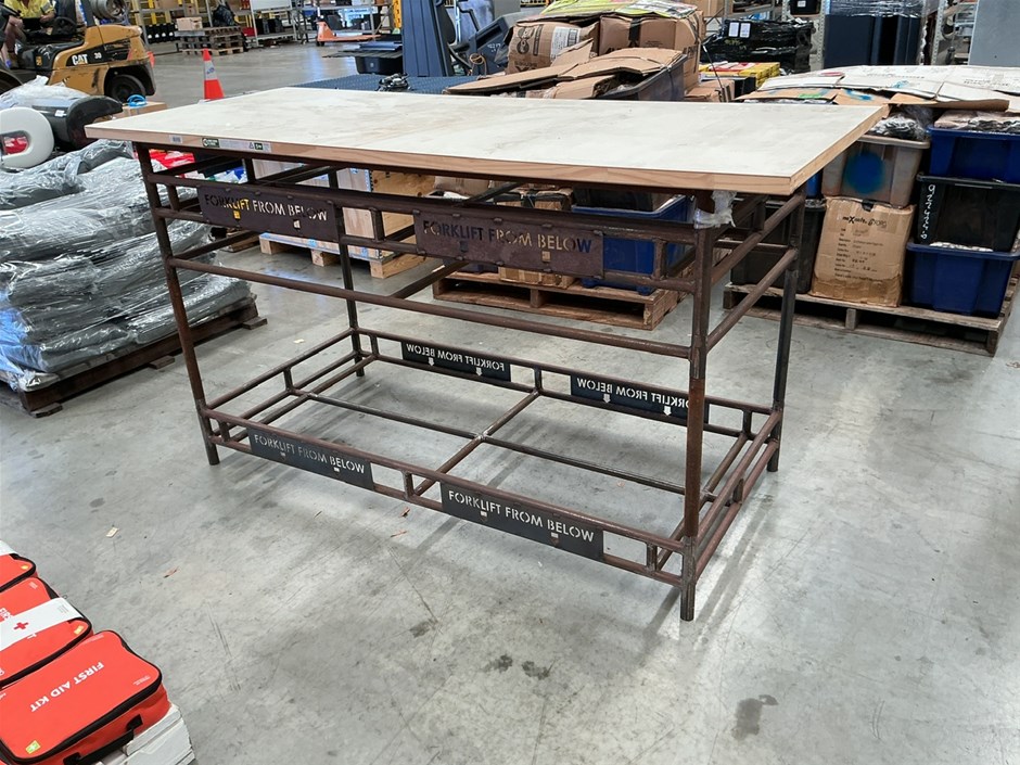 <p>2 x Transport Cages, 1 x Hollow Timber Door</p>