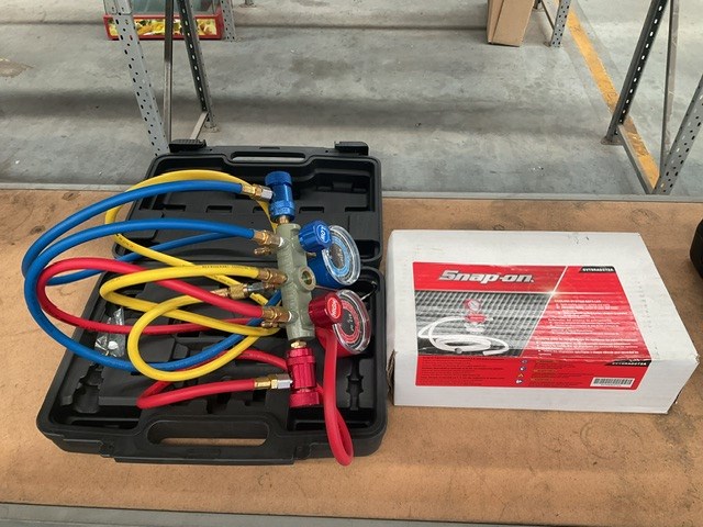 <p>1 x Refrigerant Charging Kit, 1 x Cooling System Refiller</p>