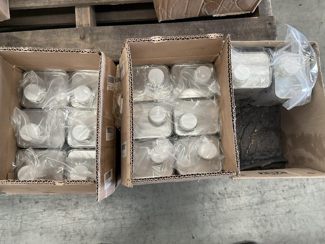 <p>14x Unopened Steering and Hydraulic Oil</p>