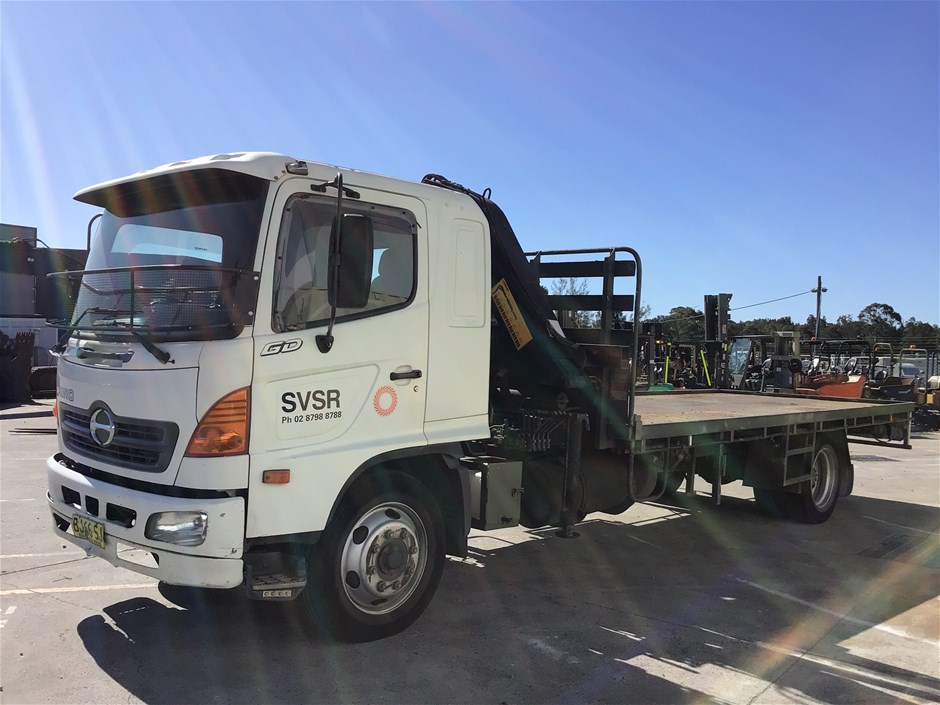 <p>2006 Hino GD 4 x 2 Tray Body Truck</p>