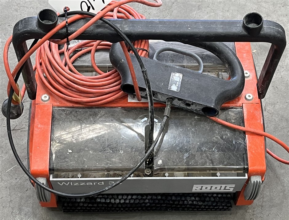 <p>Roots Wizzard W34N 34cm Compact Scrubber</p>