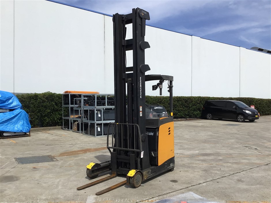<p>ESR 5000 Series Reach Forklift</p>