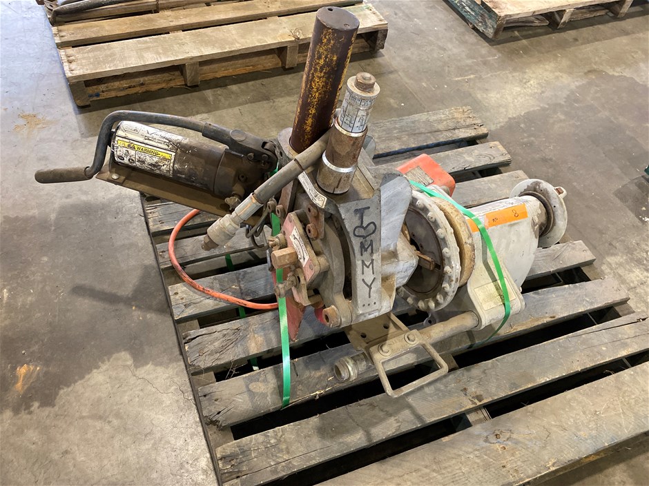 <p>Rigid 300 Pipe Threading Machine with Pipe Roll Grooving Attachment</p>