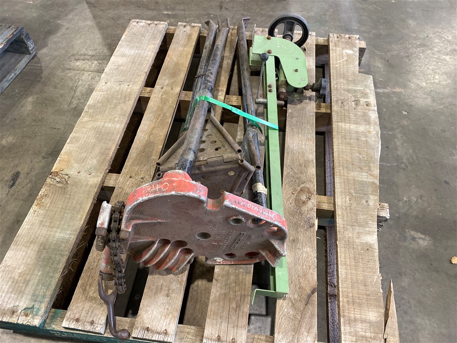 <p>Rigid Tri Stand with Pipe Clamp</p>