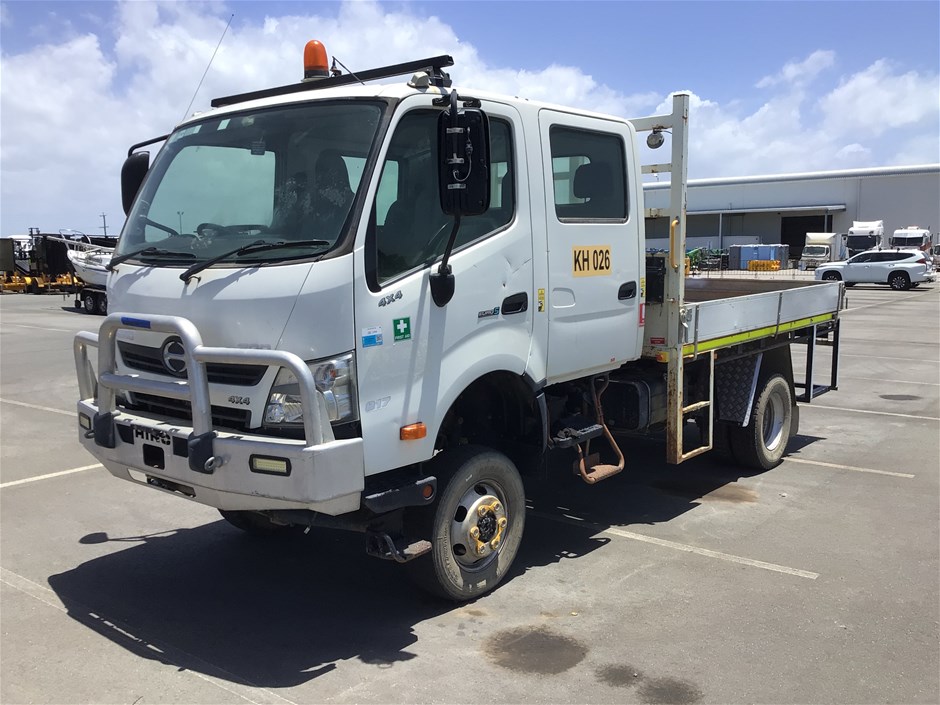 2019 Hino 300 4 x 4 Tray Body Truck