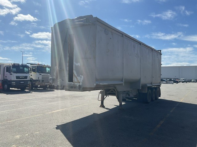 2003 Volvo 6 x 4 Prime Mover Truck & 1998 Triaxle Trailer