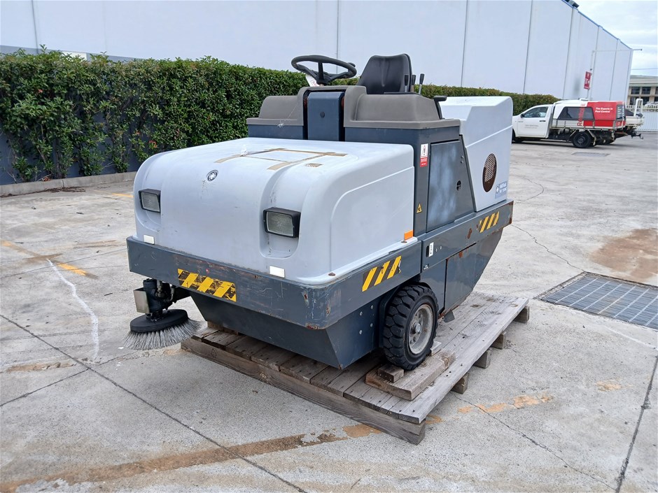 <p>Nilfisk SR 1550C Ride On Sweeper</p>