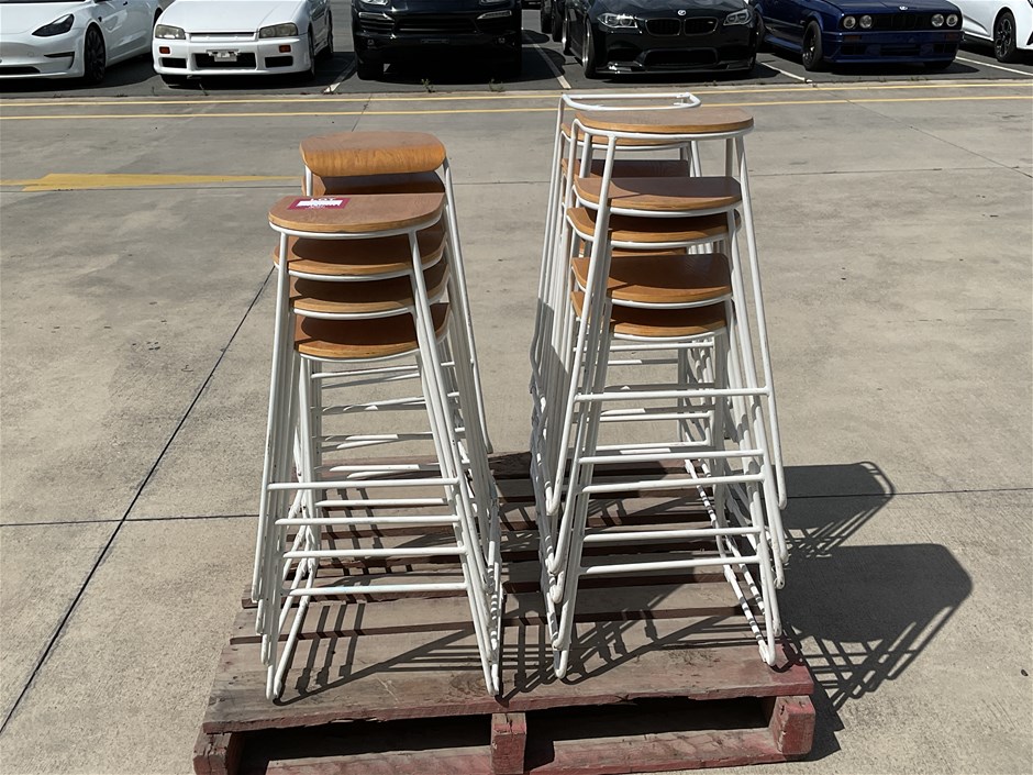 <p>Bar Stools x 18</p>