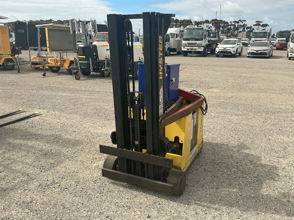 <p>Hyster W25ZC Walkie Stacker</p>