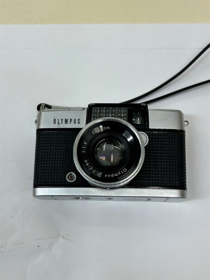 OLYMPUS Pen-D 35mm half-frame vintage film camera