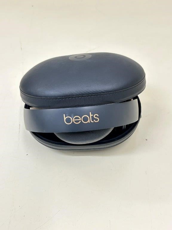 1 x BEATS Studio3 Bluetooth Headphones in Case