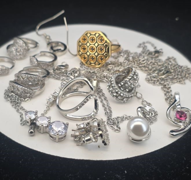 18K gold-plated mixed lot of 10 items perfect for a Christmas gift.