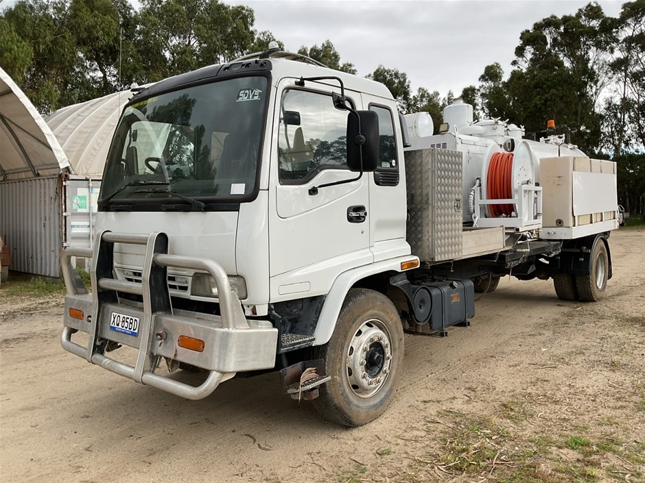 <p>2004 Isuzu F3 FTR 4 x 2 Vacuum Truck</p>