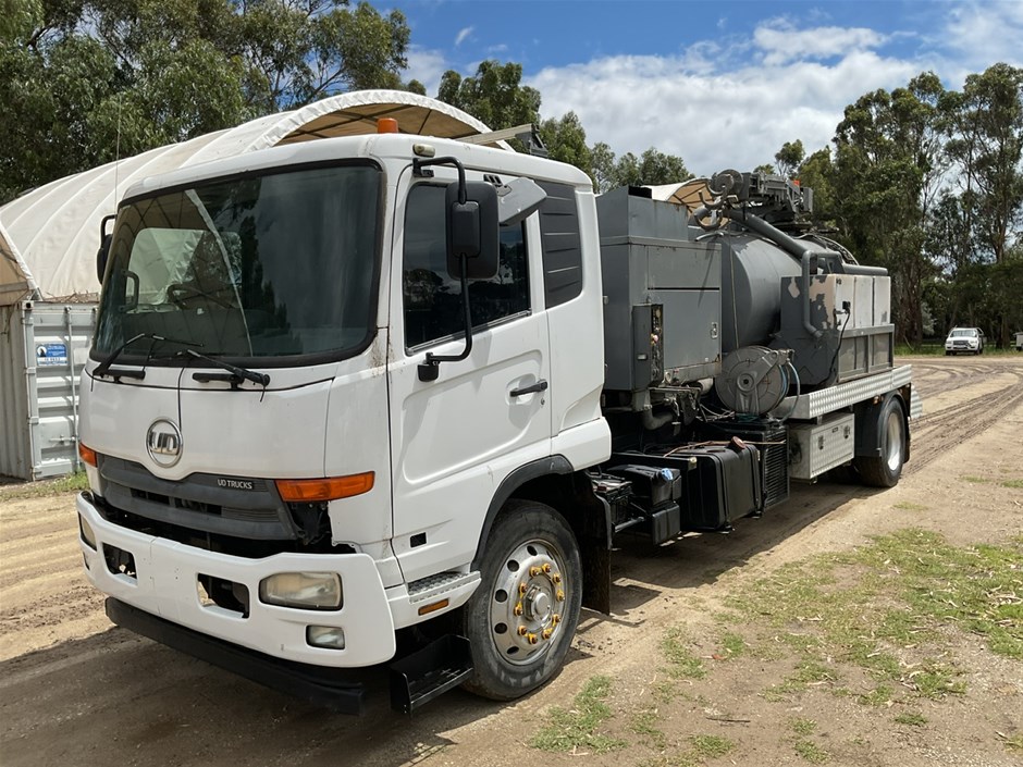 2015 UD PKC8E 4 x 2 Vacuum Truck