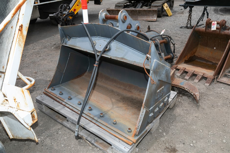 BBB Excavator Hydraulic Tilting Bucket Attachment