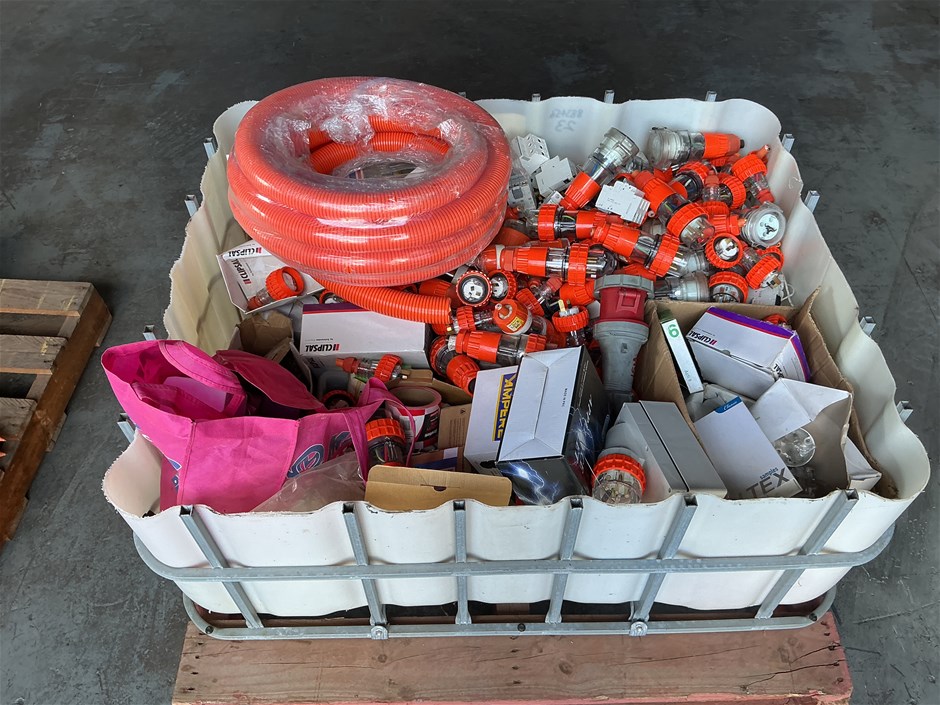 <p>Large Quantity of Assorted Electrical Items</p>