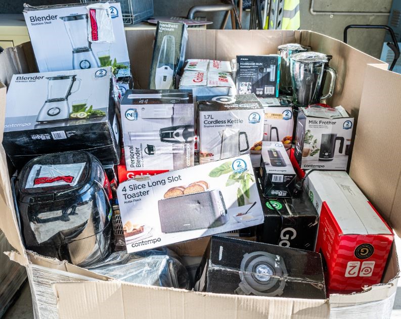 34 x Assorted Kitchen and Home Appliances, comprising: